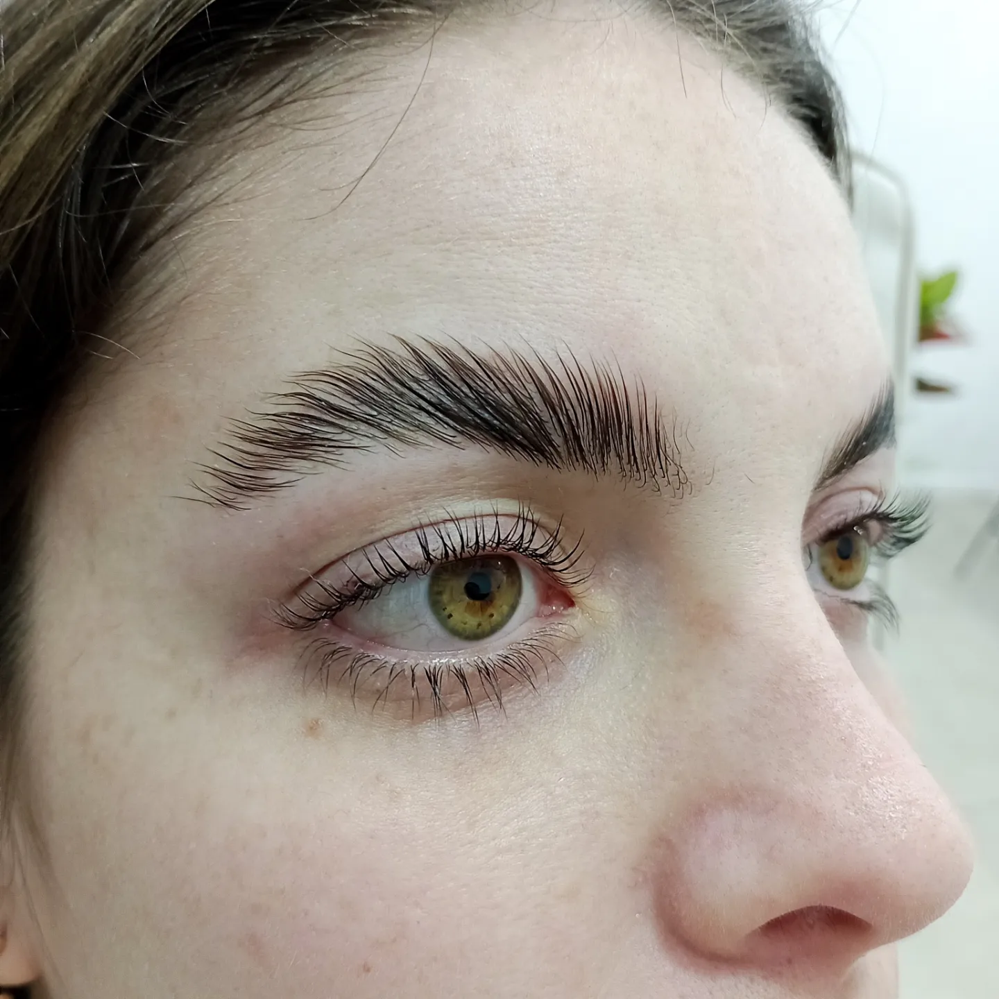 Ceja laminada y pestañas con lifting de una clienta de Nala Beauty, de perfil