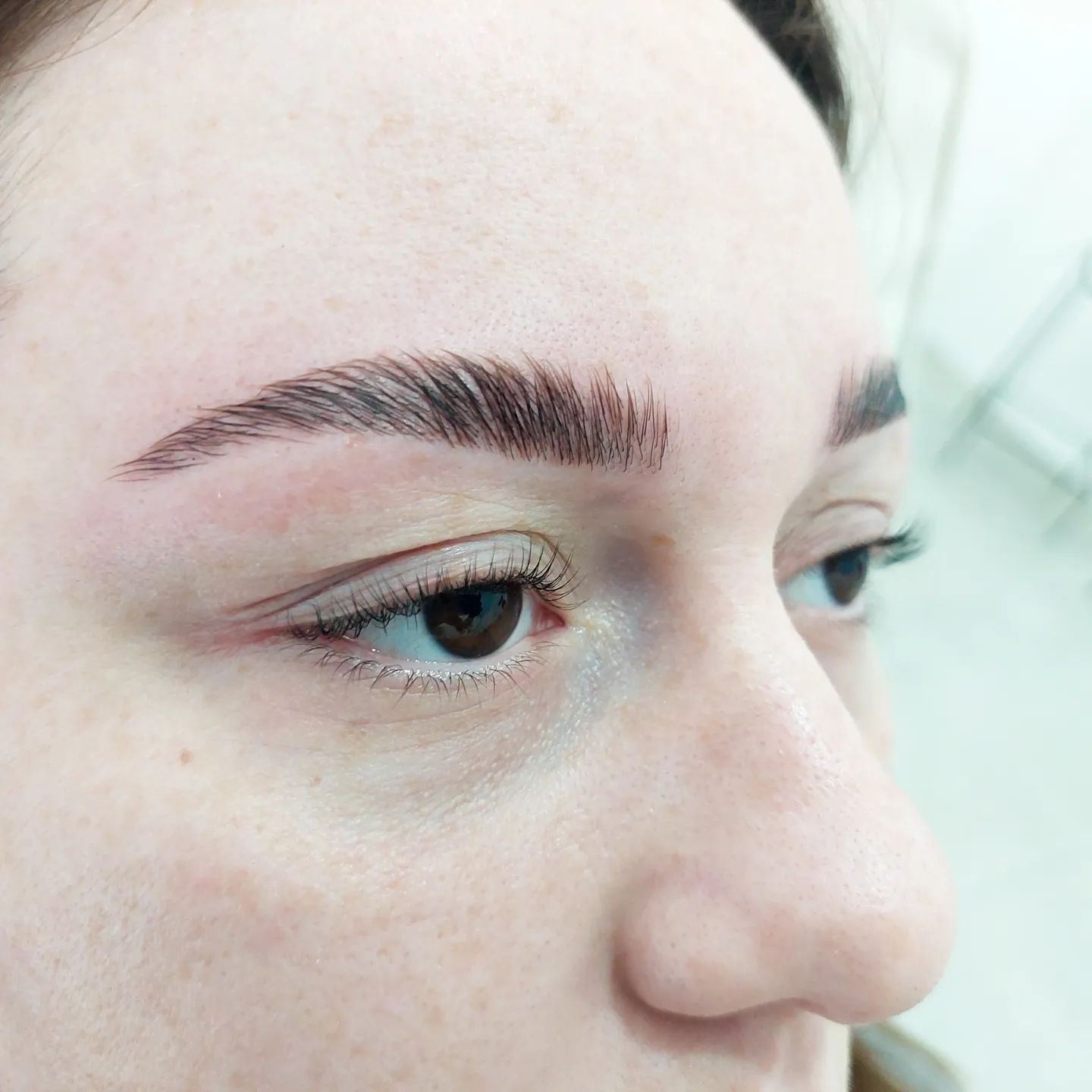 Ceja laminada y perfilada con lifting de pestañas, de una clienta de Nala Beauty